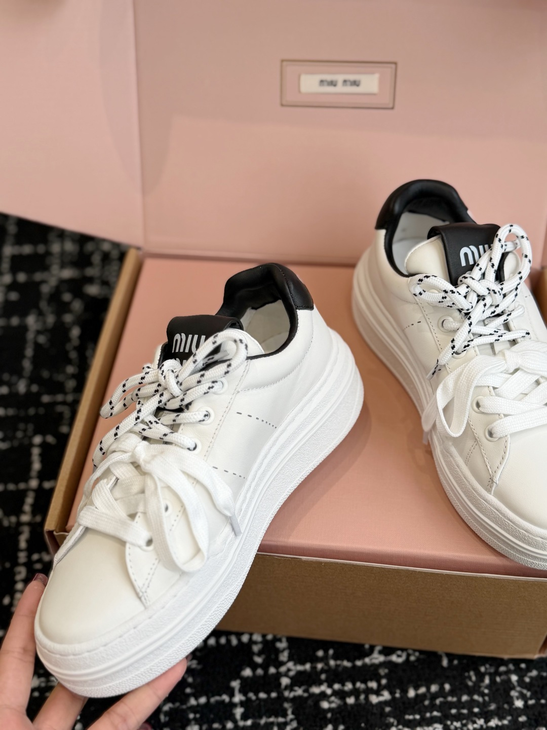 代购级 Miu Miu 26ss 缪缪厚底饼干底 26ss 新款英伦风系带 小白鞋 休闲鞋 MiuMiu秀场适当独一无二 代购级 Miu Miu 26ss 缪缪厚底饼干底 26ss 新款英伦风系带 小白鞋 休闲鞋 MiuMiu秀场适当独一无二