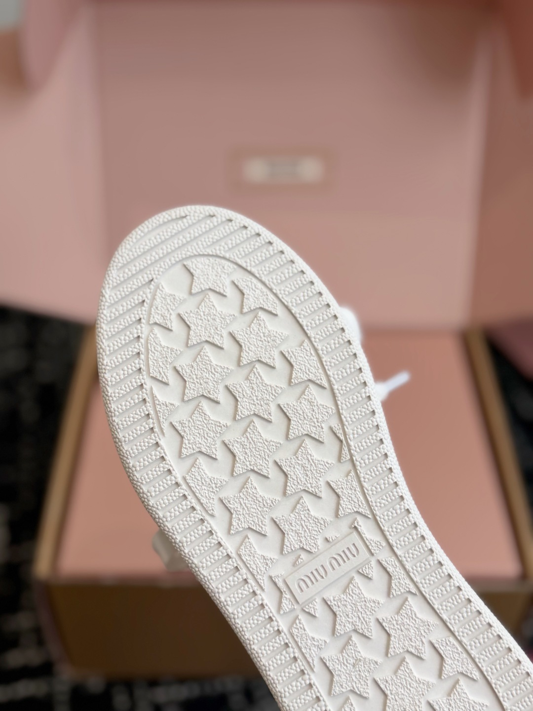 代购级 Miu Miu 26ss 缪缪厚底饼干底 26ss 新款英伦风系带 小白鞋 休闲鞋 MiuMiu秀场适当独一无二 代购级 Miu Miu 26ss 缪缪厚底饼干底 26ss 新款英伦风系带 小白鞋 休闲鞋 MiuMiu秀场适当独一无二