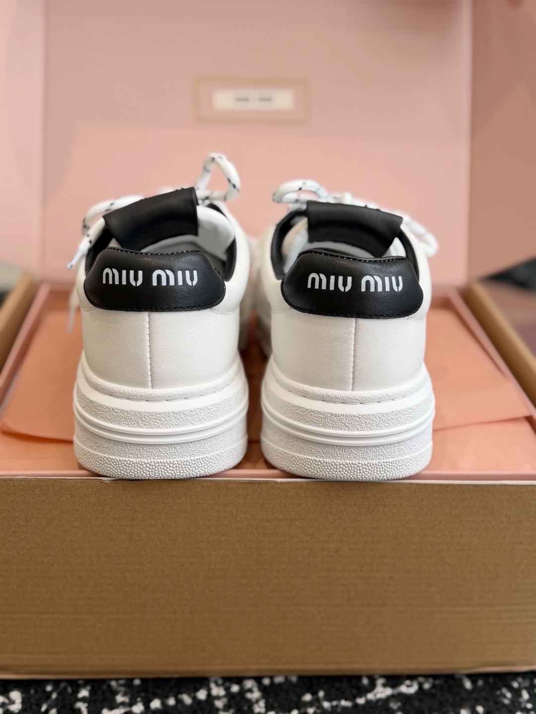 代购级 Miu Miu 26ss 缪缪厚底饼干底 26ss 新款英伦风系带 小白鞋 休闲鞋 MiuMiu秀场适当独一无二 代购级 Miu Miu 26ss 缪缪厚底饼干底 26ss 新款英伦风系带 小白鞋 休闲鞋 MiuMiu秀场适当独一无二