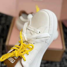 代购级 Miu Miu 26ss 缪缪厚底饼干底 26ss 新款英伦风系带 小白鞋 休闲鞋 MiuMiu秀场适当独一无二 代购级 Miu Miu 26ss 缪缪厚底饼干底 26ss 新款英伦风系带 小白鞋 休闲鞋 MiuMiu秀场适当独一无二