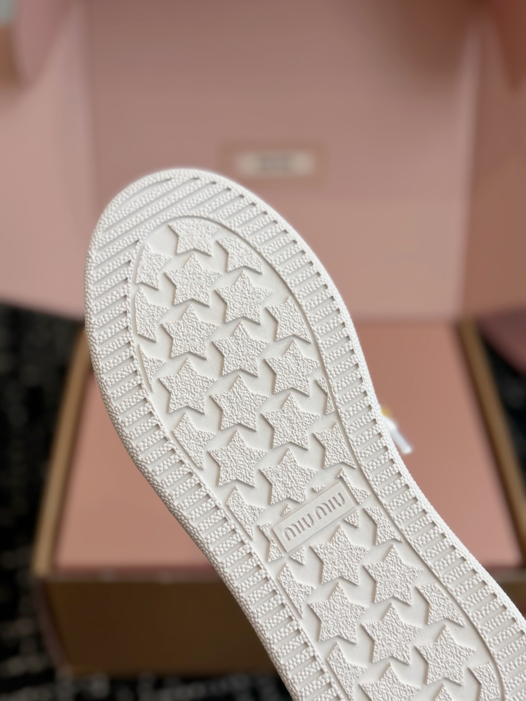 代购级 Miu Miu 26ss 缪缪厚底饼干底 26ss 新款英伦风系带 小白鞋 休闲鞋 MiuMiu秀场适当独一无二 代购级 Miu Miu 26ss 缪缪厚底饼干底 26ss 新款英伦风系带 小白鞋 休闲鞋 MiuMiu秀场适当独一无二