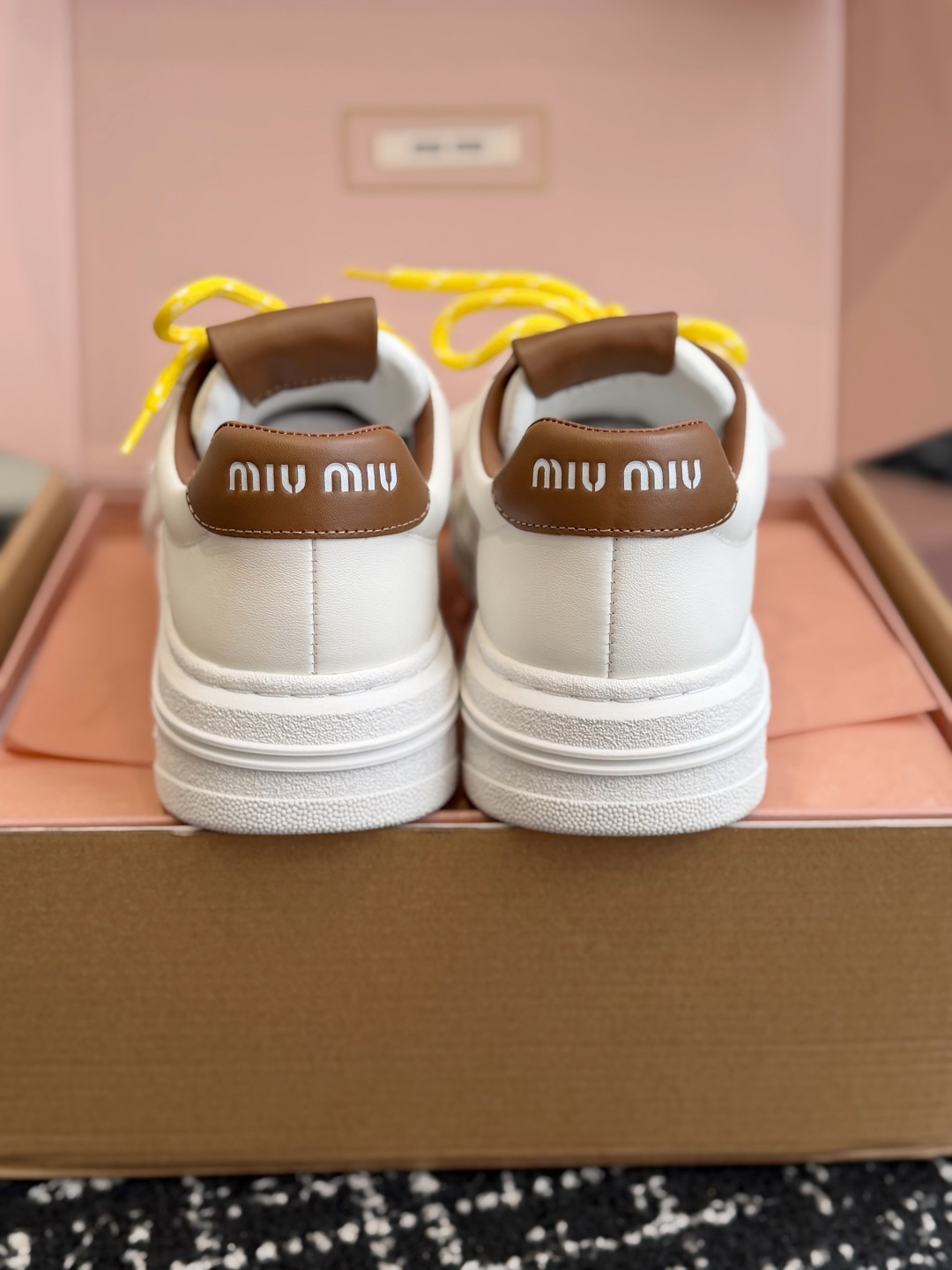 代购级 Miu Miu 26ss 缪缪厚底饼干底 26ss 新款英伦风系带 小白鞋 休闲鞋 MiuMiu秀场适当独一无二 代购级 Miu Miu 26ss 缪缪厚底饼干底 26ss 新款英伦风系带 小白鞋 休闲鞋 MiuMiu秀场适当独一无二