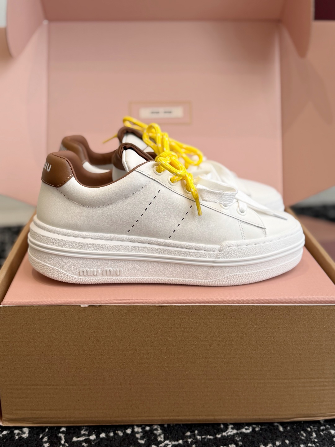代购级 Miu Miu 26ss 缪缪厚底饼干底 26ss 新款英伦风系带 小白鞋 休闲鞋 MiuMiu秀场适当独一无二 代购级 Miu Miu 26ss 缪缪厚底饼干底 26ss 新款英伦风系带 小白鞋 休闲鞋 MiuMiu秀场适当独一无二