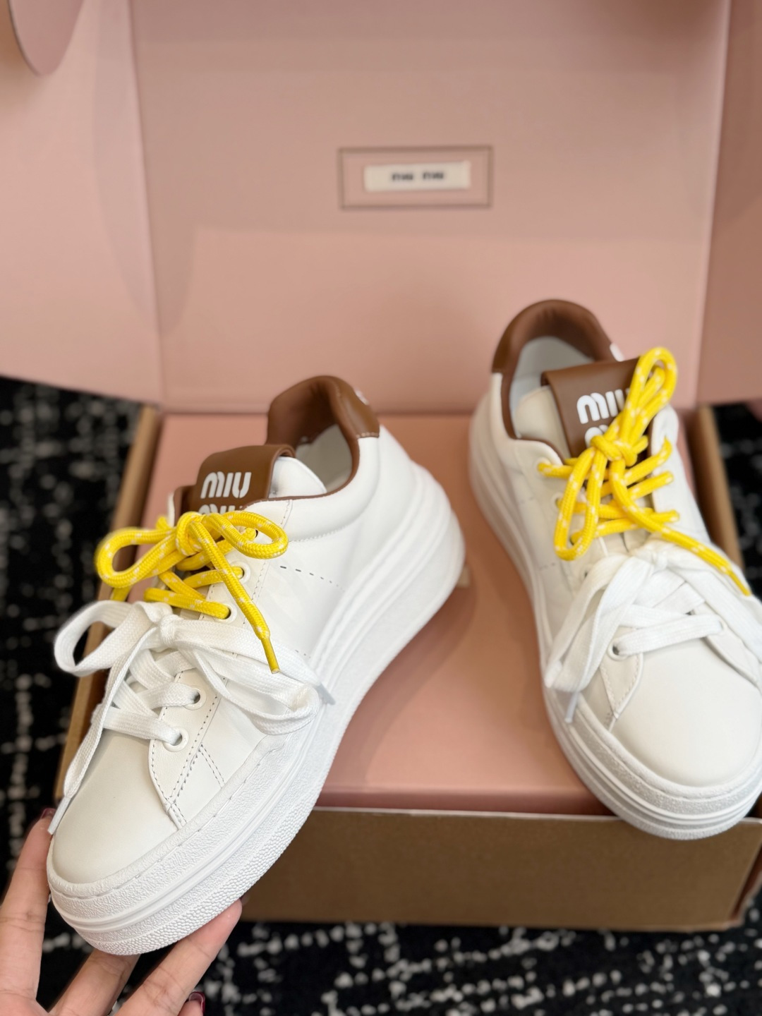 代购级 Miu Miu 26ss 缪缪厚底饼干底 26ss 新款英伦风系带 小白鞋 休闲鞋 MiuMiu秀场适当独一无二 代购级 Miu Miu 26ss 缪缪厚底饼干底 26ss 新款英伦风系带 小白鞋 休闲鞋 MiuMiu秀场适当独一无二
