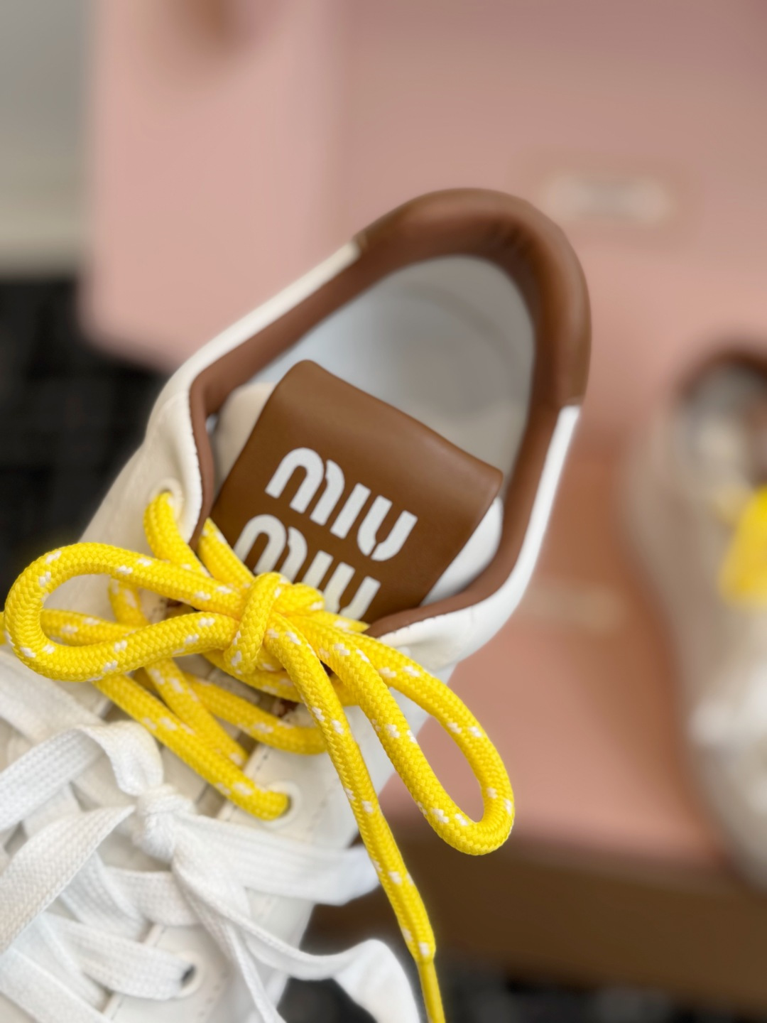 代购级 Miu Miu 26ss 缪缪厚底饼干底 26ss 新款英伦风系带 小白鞋 休闲鞋 MiuMiu秀场适当独一无二 代购级 Miu Miu 26ss 缪缪厚底饼干底 26ss 新款英伦风系带 小白鞋 休闲鞋 MiuMiu秀场适当独一无二