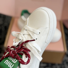 代购级 Miu Miu 26ss 缪缪厚底饼干底 26ss 新款英伦风系带 小白鞋 休闲鞋 MiuMiu秀场适当独一无二 代购级 Miu Miu 26ss 缪缪厚底饼干底 26ss 新款英伦风系带 小白鞋 休闲鞋 MiuMiu秀场适当独一无二