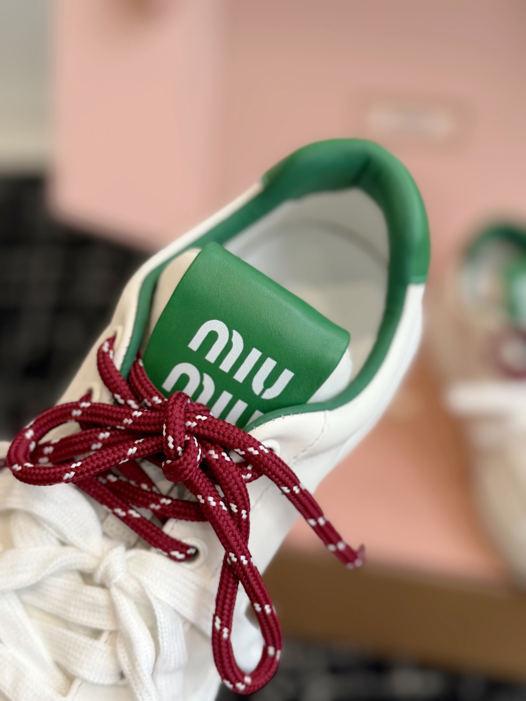 代购级 Miu Miu 26ss 缪缪厚底饼干底 26ss 新款英伦风系带 小白鞋 休闲鞋 MiuMiu秀场适当独一无二 代购级 Miu Miu 26ss 缪缪厚底饼干底 26ss 新款英伦风系带 小白鞋 休闲鞋 MiuMiu秀场适当独一无二