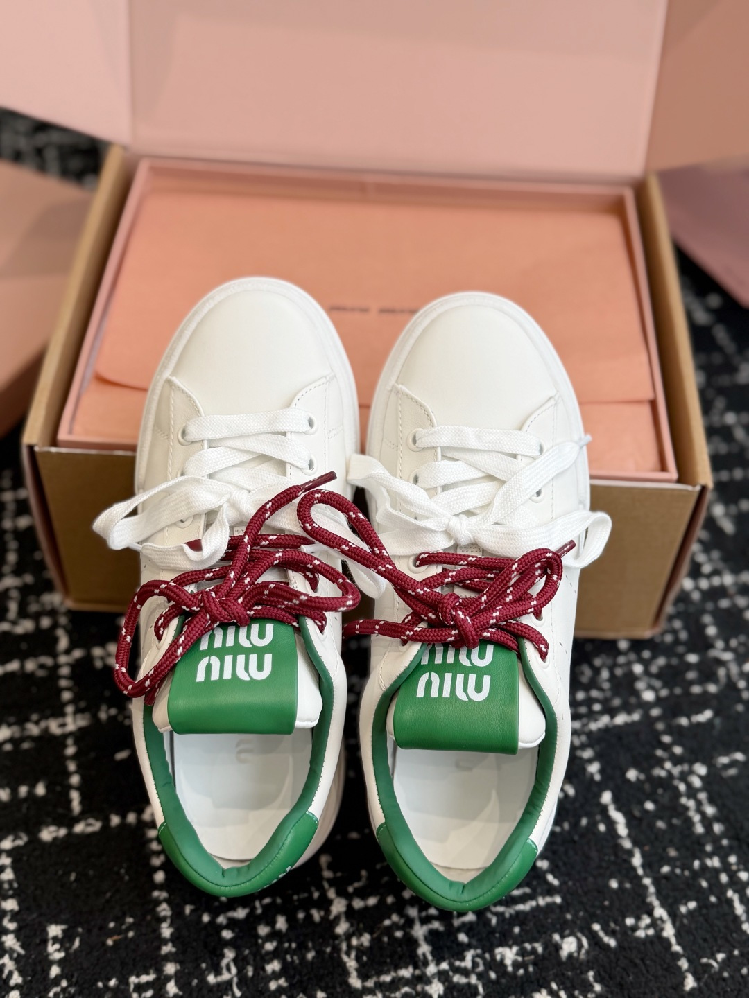 代购级 Miu Miu 26ss 缪缪厚底饼干底 26ss 新款英伦风系带 小白鞋 休闲鞋 MiuMiu秀场适当独一无二 代购级 Miu Miu 26ss 缪缪厚底饼干底 26ss 新款英伦风系带 小白鞋 休闲鞋 MiuMiu秀场适当独一无二