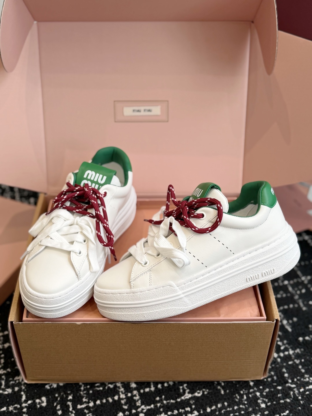代购级 Miu Miu 26ss 缪缪厚底饼干底 26ss 新款英伦风系带 小白鞋 休闲鞋 MiuMiu秀场适当独一无二 代购级 Miu Miu 26ss 缪缪厚底饼干底 26ss 新款英伦风系带 小白鞋 休闲鞋 MiuMiu秀场适当独一无二