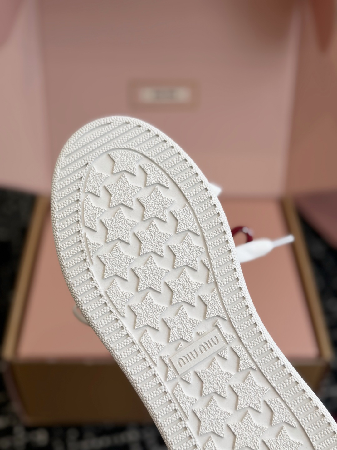 代购级 Miu Miu 26ss 缪缪厚底饼干底 26ss 新款英伦风系带 小白鞋 休闲鞋 MiuMiu秀场适当独一无二 代购级 Miu Miu 26ss 缪缪厚底饼干底 26ss 新款英伦风系带 小白鞋 休闲鞋 MiuMiu秀场适当独一无二