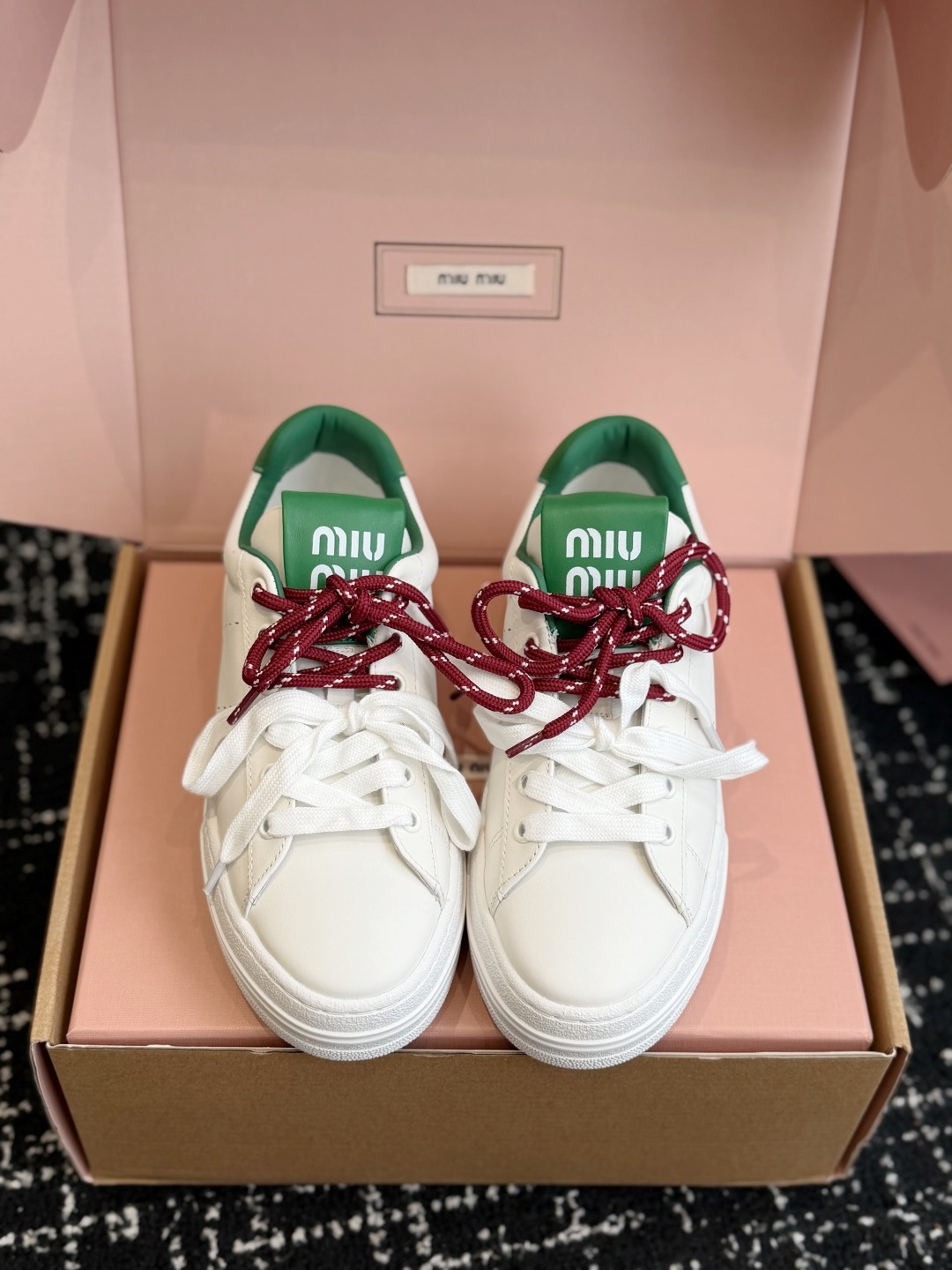 代购级 Miu Miu 26ss 缪缪厚底饼干底 26ss 新款英伦风系带 小白鞋 休闲鞋 MiuMiu秀场适当独一无二 代购级 Miu Miu 26ss 缪缪厚底饼干底 26ss 新款英伦风系带 小白鞋 休闲鞋 MiuMiu秀场适当独一无二