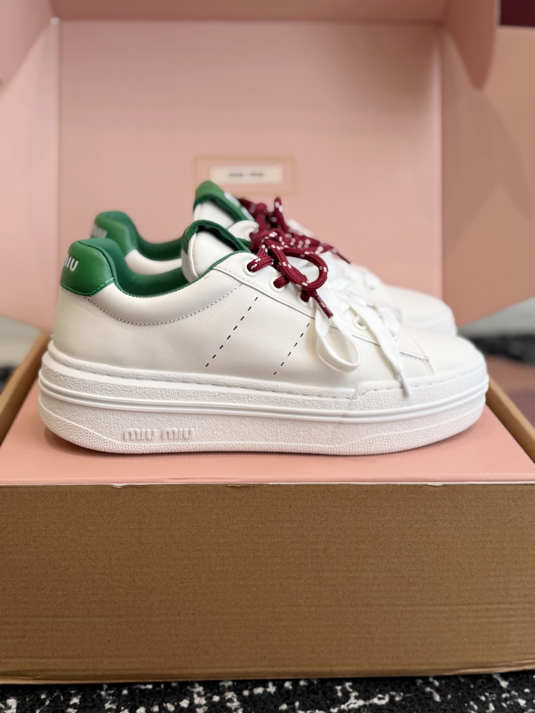 代购级 Miu Miu 26ss 缪缪厚底饼干底 26ss 新款英伦风系带 小白鞋 休闲鞋 MiuMiu秀场适当独一无二 代购级 Miu Miu 26ss 缪缪厚底饼干底 26ss 新款英伦风系带 小白鞋 休闲鞋 MiuMiu秀场适当独一无二