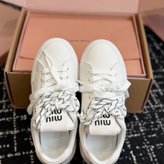 代购级 Miu Miu 26ss 缪缪厚底饼干底 26ss 新款英伦风系带 小白鞋 休闲鞋 MiuMiu秀场适当独一无二 代购级 Miu Miu 26ss 缪缪厚底饼干底 26ss 新款英伦风系带 小白鞋 休闲鞋 MiuMiu秀场适当独一无二