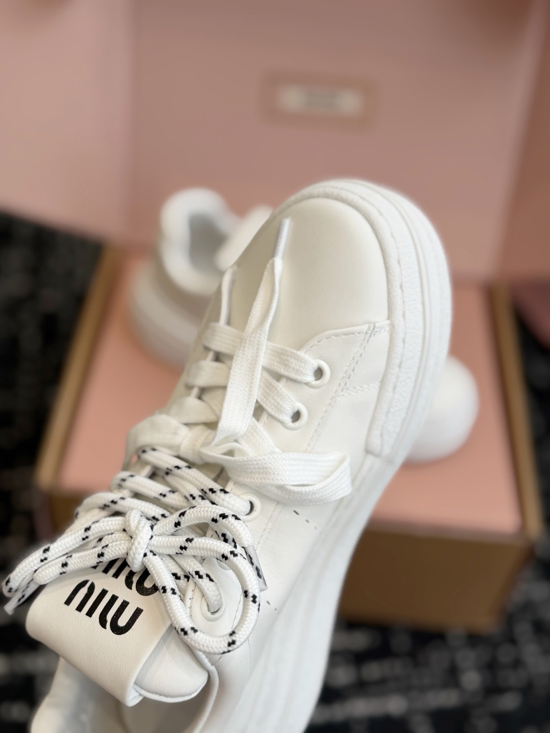 代购级 Miu Miu 26ss 缪缪厚底饼干底 26ss 新款英伦风系带 小白鞋 休闲鞋 MiuMiu秀场适当独一无二 代购级 Miu Miu 26ss 缪缪厚底饼干底 26ss 新款英伦风系带 小白鞋 休闲鞋 MiuMiu秀场适当独一无二