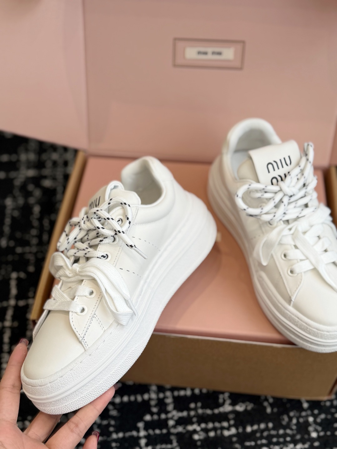 代购级 Miu Miu 26ss 缪缪厚底饼干底 26ss 新款英伦风系带 小白鞋 休闲鞋 MiuMiu秀场适当独一无二 代购级 Miu Miu 26ss 缪缪厚底饼干底 26ss 新款英伦风系带 小白鞋 休闲鞋 MiuMiu秀场适当独一无二