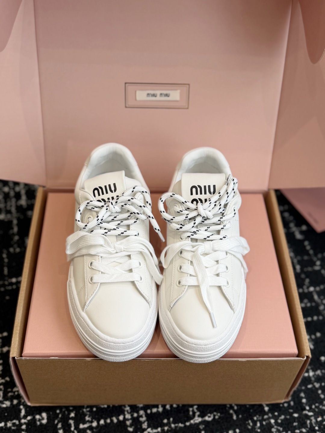 代购级 Miu Miu 26ss 缪缪厚底饼干底 26ss 新款英伦风系带 小白鞋 休闲鞋 MiuMiu秀场适当独一无二 代购级 Miu Miu 26ss 缪缪厚底饼干底 26ss 新款英伦风系带 小白鞋 休闲鞋 MiuMiu秀场适当独一无二