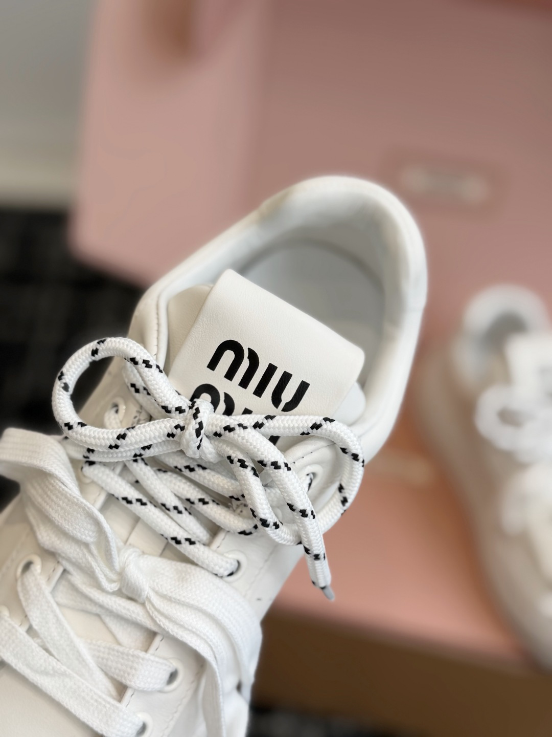 代购级 Miu Miu 26ss 缪缪厚底饼干底 26ss 新款英伦风系带 小白鞋 休闲鞋 MiuMiu秀场适当独一无二 代购级 Miu Miu 26ss 缪缪厚底饼干底 26ss 新款英伦风系带 小白鞋 休闲鞋 MiuMiu秀场适当独一无二