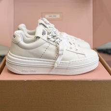 代购级 Miu Miu 26ss 缪缪厚底饼干底 26ss 新款英伦风系带 小白鞋 休闲鞋 MiuMiu秀场适当独一无二 代购级 Miu Miu 26ss 缪缪厚底饼干底 26ss 新款英伦风系带 小白鞋 休闲鞋 MiuMiu秀场适当独一无二