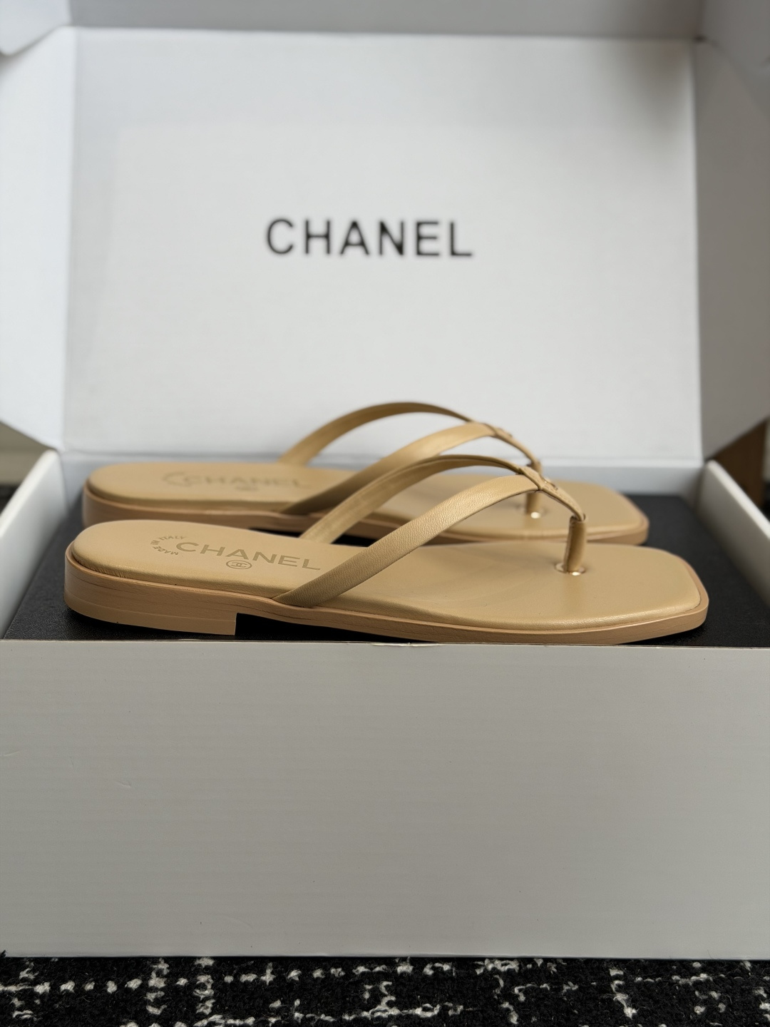 代购级 Chanel26ss夏季新款方头夹趾人字拖 自带慵懒轻奢休闲氛围感的方头蝴蝶结夹脚人字拖,利落方头鞋型搭配精致蝴 代购级 Chanel26ss夏季新款方头夹趾人字拖 自带慵懒轻奢休闲氛围感的方头蝴蝶结夹脚人字拖,利落方头鞋型搭配精致蝴