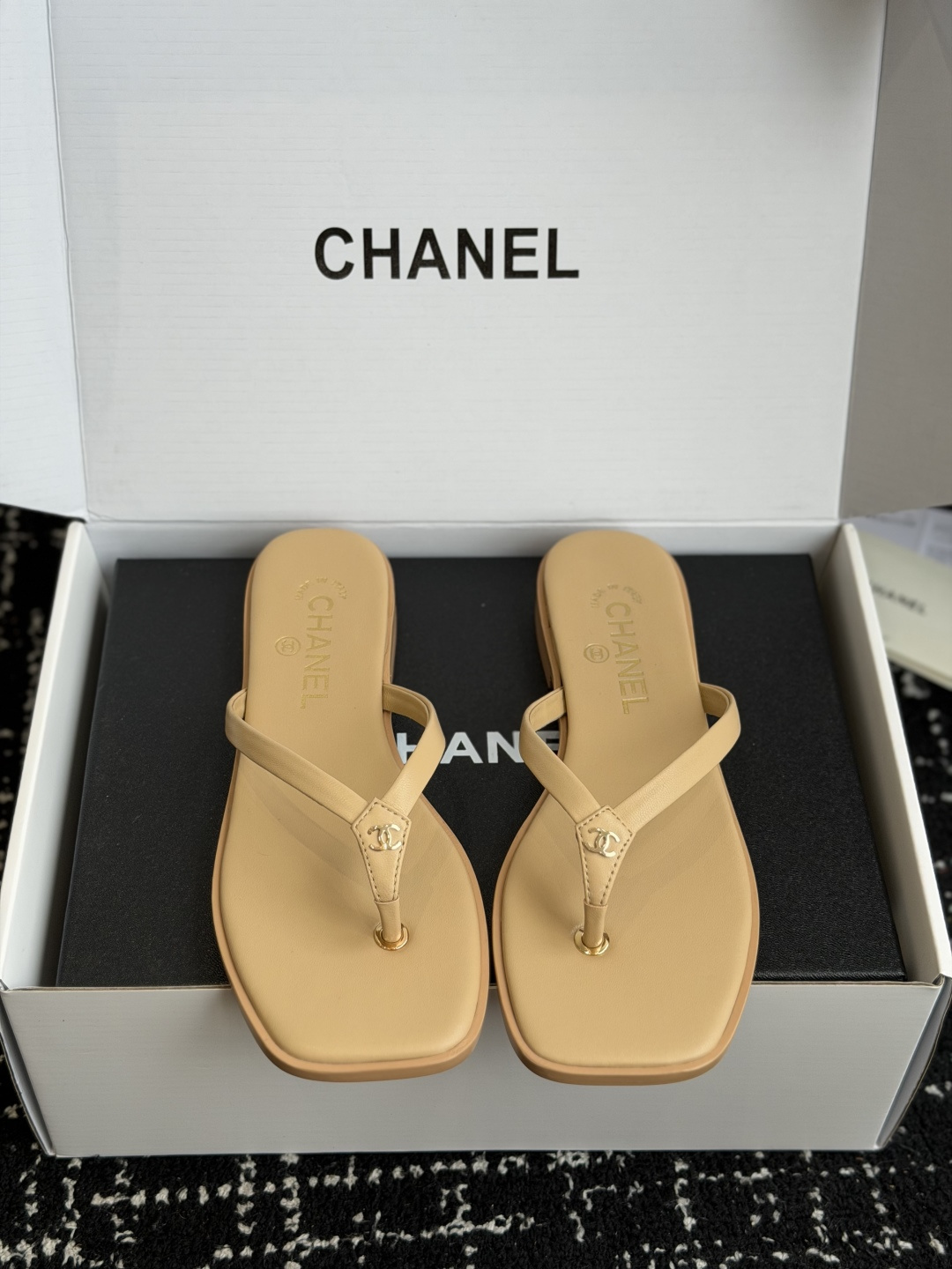 代购级 Chanel26ss夏季新款方头夹趾人字拖 自带慵懒轻奢休闲氛围感的方头蝴蝶结夹脚人字拖,利落方头鞋型搭配精致蝴 代购级 Chanel26ss夏季新款方头夹趾人字拖 自带慵懒轻奢休闲氛围感的方头蝴蝶结夹脚人字拖,利落方头鞋型搭配精致蝴