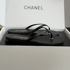 代购级 Chanel26ss夏季新款方头夹趾人字拖 自带慵懒轻奢休闲氛围感的方头蝴蝶结夹脚人字拖,利落方头鞋型搭配精致蝴 代购级 Chanel26ss夏季新款方头夹趾人字拖 自带慵懒轻奢休闲氛围感的方头蝴蝶结夹脚人字拖,利落方头鞋型搭配精致蝴