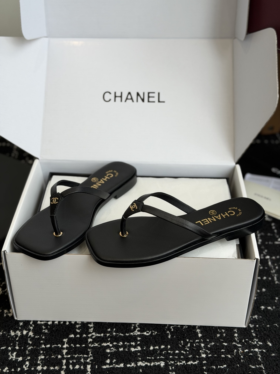 代购级 Chanel26ss夏季新款方头夹趾人字拖 自带慵懒轻奢休闲氛围感的方头蝴蝶结夹脚人字拖,利落方头鞋型搭配精致蝴 代购级 Chanel26ss夏季新款方头夹趾人字拖 自带慵懒轻奢休闲氛围感的方头蝴蝶结夹脚人字拖,利落方头鞋型搭配精致蝴