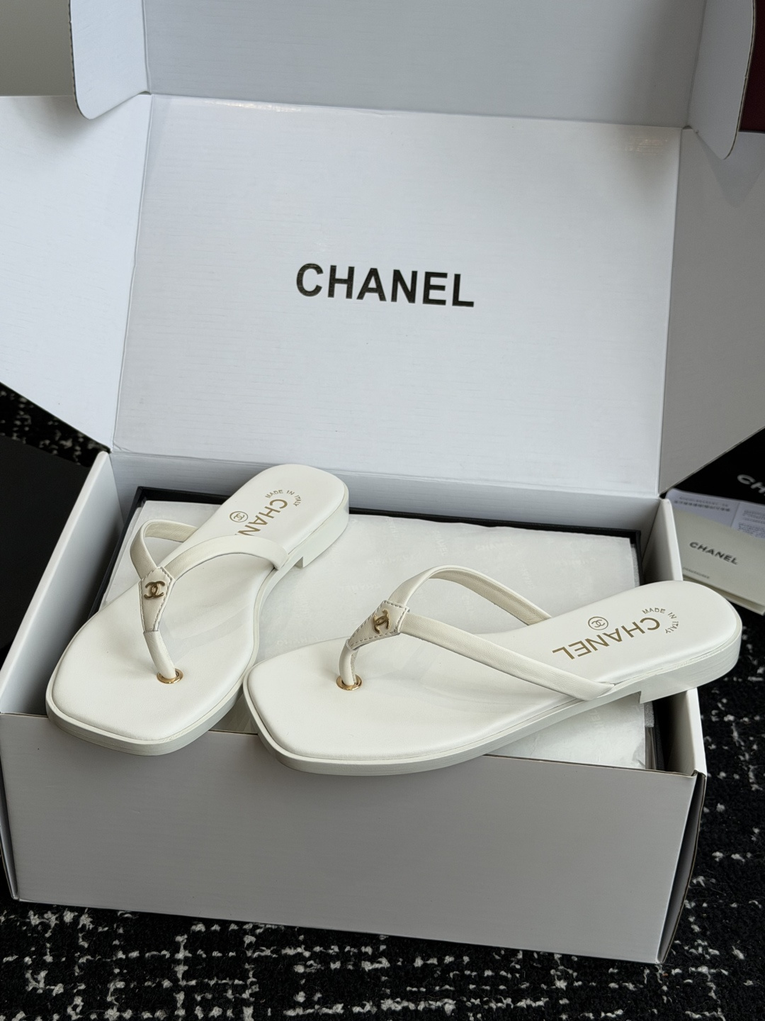 代购级 Chanel26ss夏季新款方头夹趾人字拖 自带慵懒轻奢休闲氛围感的方头蝴蝶结夹脚人字拖,利落方头鞋型搭配精致蝴 代购级 Chanel26ss夏季新款方头夹趾人字拖 自带慵懒轻奢休闲氛围感的方头蝴蝶结夹脚人字拖,利落方头鞋型搭配精致蝴