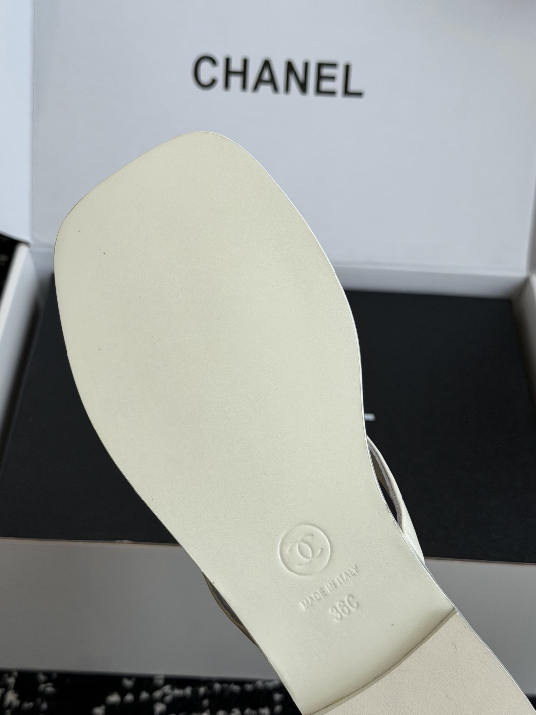 代购级 Chanel26ss夏季新款方头夹趾人字拖 自带慵懒轻奢休闲氛围感的方头蝴蝶结夹脚人字拖,利落方头鞋型搭配精致蝴 代购级 Chanel26ss夏季新款方头夹趾人字拖 自带慵懒轻奢休闲氛围感的方头蝴蝶结夹脚人字拖,利落方头鞋型搭配精致蝴