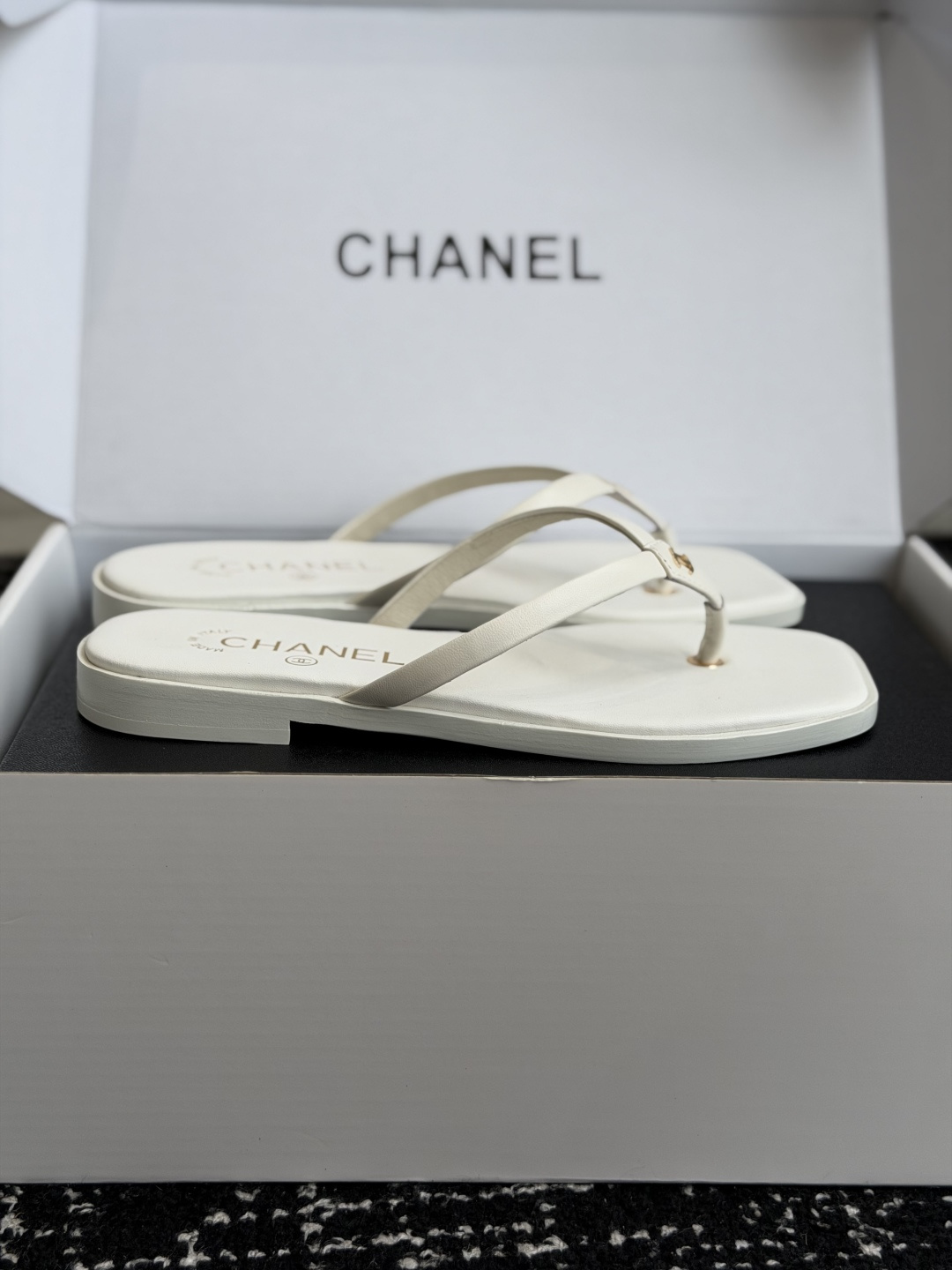 代购级 Chanel26ss夏季新款方头夹趾人字拖 自带慵懒轻奢休闲氛围感的方头蝴蝶结夹脚人字拖,利落方头鞋型搭配精致蝴 代购级 Chanel26ss夏季新款方头夹趾人字拖 自带慵懒轻奢休闲氛围感的方头蝴蝶结夹脚人字拖,利落方头鞋型搭配精致蝴