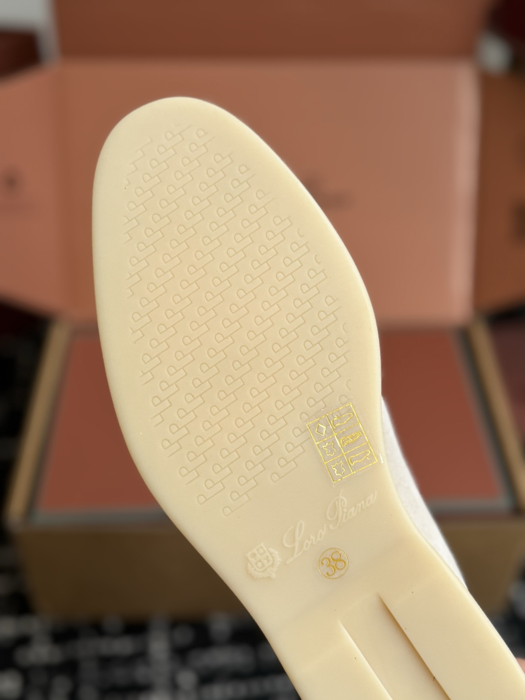 东莞代购级 Loro Piana 诺悠翩雅吊坠款乐福鞋 loro piana 神仙颜值,色系完美!!封神了!!! 毫不 东莞代购级 Loro Piana 诺悠翩雅吊坠款乐福鞋 loro piana 神仙颜值,色系完美!!封神了!!! 毫不