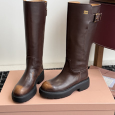 代购级 miu miu fw26ss缪缪 秋冬新款厚底高筒裸靴 骑士靴 简约鞋面点缀 高级感满满 上脚超级有型~酷酷的非 代购级 miu miu fw26ss缪缪 秋冬新款厚底高筒裸靴 骑士靴 简约鞋面点缀 高级感满满 上脚超级有型~酷酷的非
