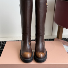 代购级 miu miu fw26ss缪缪 秋冬新款厚底高筒裸靴 骑士靴 简约鞋面点缀 高级感满满 上脚超级有型~酷酷的非 代购级 miu miu fw26ss缪缪 秋冬新款厚底高筒裸靴 骑士靴 简约鞋面点缀 高级感满满 上脚超级有型~酷酷的非