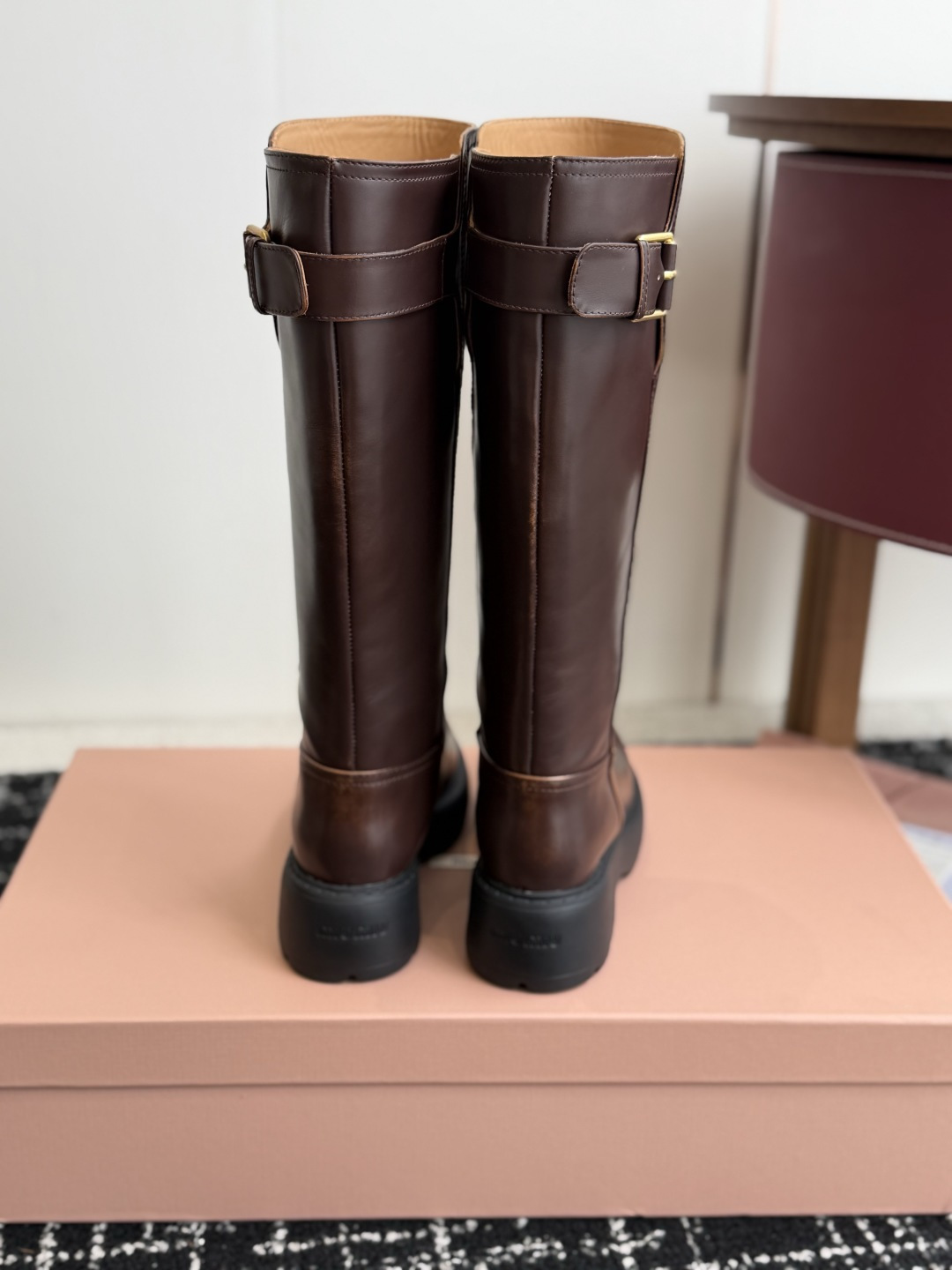 代购级 miu miu fw26ss缪缪 秋冬新款厚底高筒裸靴 骑士靴 简约鞋面点缀 高级感满满 上脚超级有型~酷酷的非 代购级 miu miu fw26ss缪缪 秋冬新款厚底高筒裸靴 骑士靴 简约鞋面点缀 高级感满满 上脚超级有型~酷酷的非