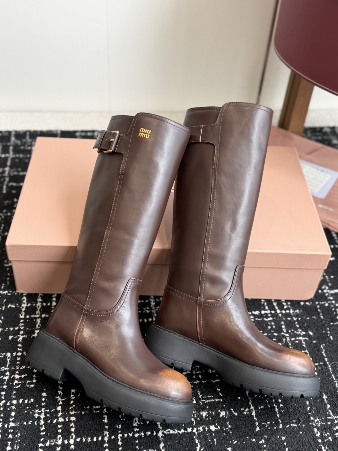 代购级 miu miu fw26ss缪缪 秋冬新款厚底高筒裸靴 骑士靴 简约鞋面点缀 高级感满满 上脚超级有型~酷酷的非 代购级 miu miu fw26ss缪缪 秋冬新款厚底高筒裸靴 骑士靴 简约鞋面点缀 高级感满满 上脚超级有型~酷酷的非