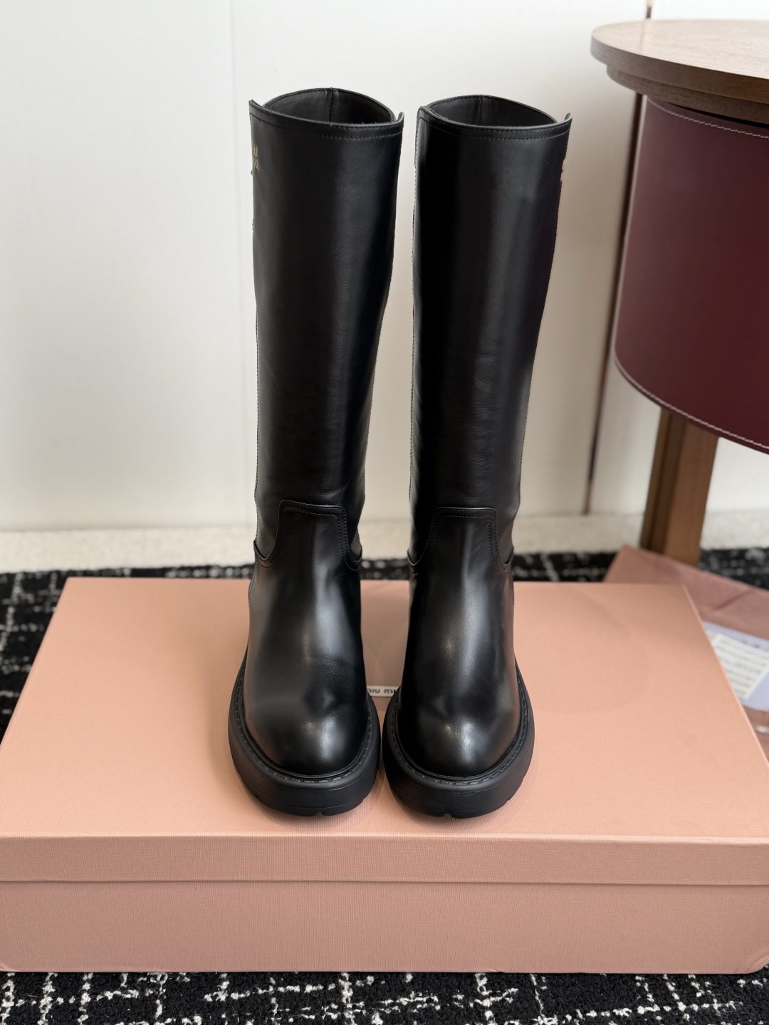代购级 miu miu fw26ss缪缪 秋冬新款厚底高筒裸靴 骑士靴 简约鞋面点缀 高级感满满 上脚超级有型~酷酷的非 代购级 miu miu fw26ss缪缪 秋冬新款厚底高筒裸靴 骑士靴 简约鞋面点缀 高级感满满 上脚超级有型~酷酷的非