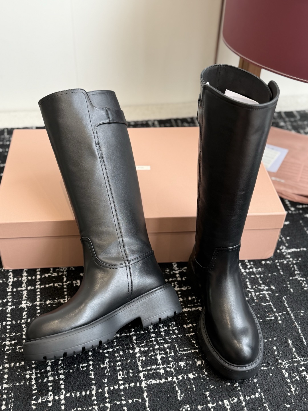 代购级 miu miu fw26ss缪缪 秋冬新款厚底高筒裸靴 骑士靴 简约鞋面点缀 高级感满满 上脚超级有型~酷酷的非 代购级 miu miu fw26ss缪缪 秋冬新款厚底高筒裸靴 骑士靴 简约鞋面点缀 高级感满满 上脚超级有型~酷酷的非