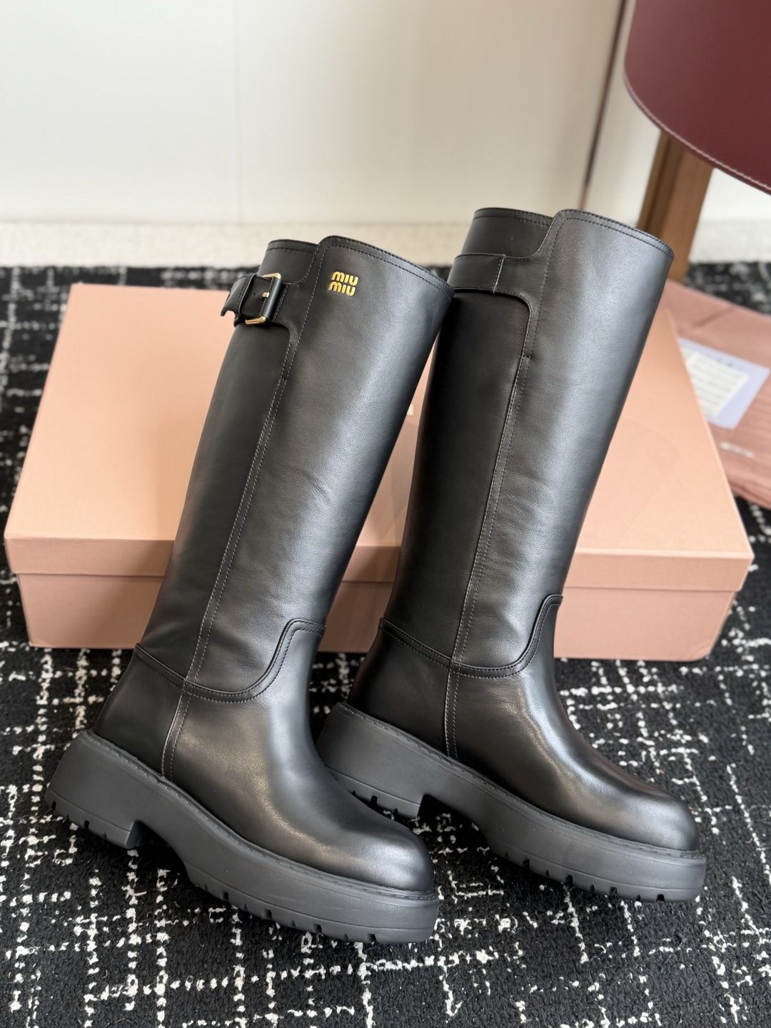 代购级 miu miu fw26ss缪缪 秋冬新款厚底高筒裸靴 骑士靴 简约鞋面点缀 高级感满满 上脚超级有型~酷酷的非 代购级 miu miu fw26ss缪缪 秋冬新款厚底高筒裸靴 骑士靴 简约鞋面点缀 高级感满满 上脚超级有型~酷酷的非