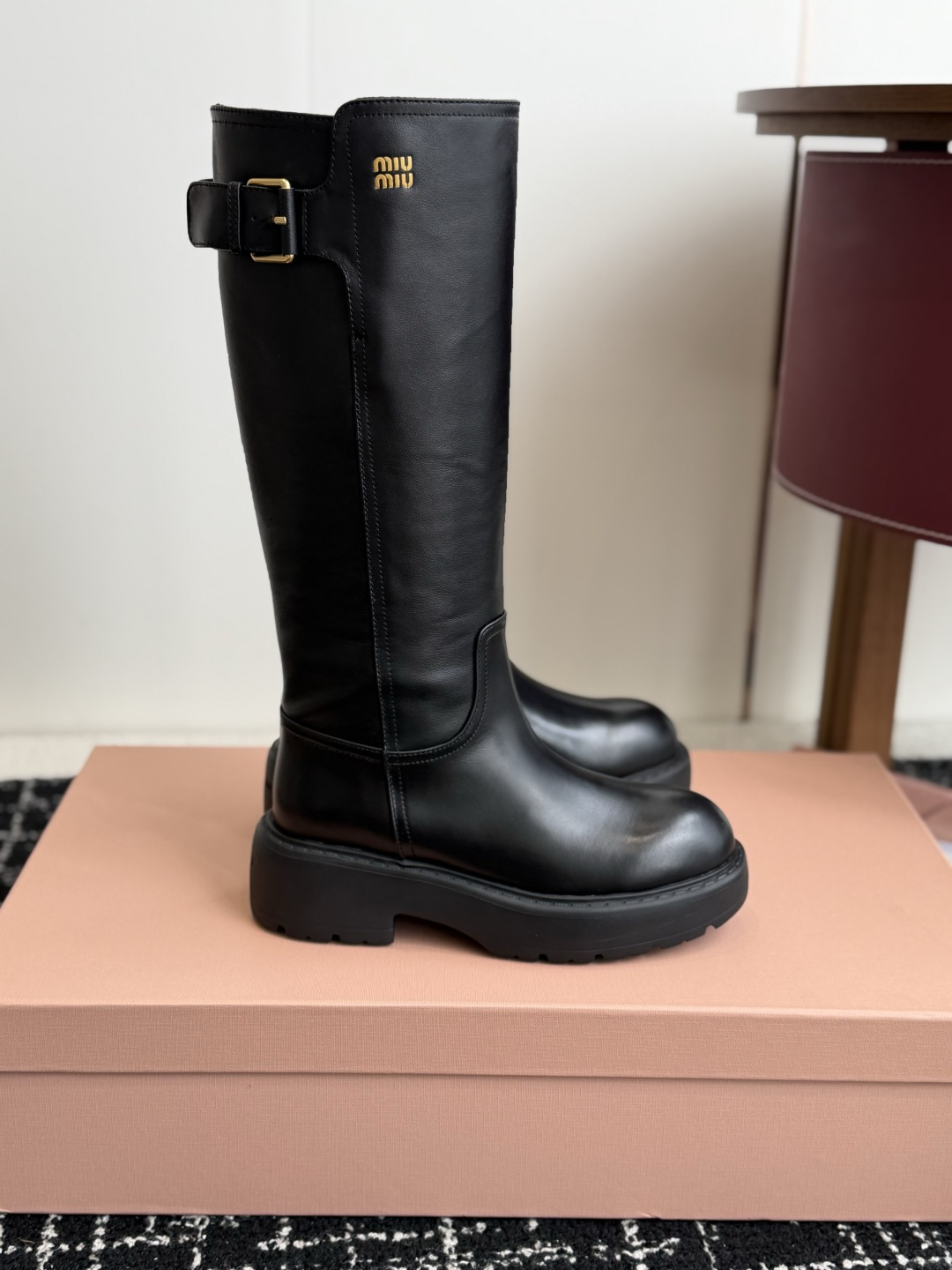 代购级 miu miu fw26ss缪缪 秋冬新款厚底高筒裸靴 骑士靴 简约鞋面点缀 高级感满满 上脚超级有型~酷酷的非 代购级 miu miu fw26ss缪缪 秋冬新款厚底高筒裸靴 骑士靴 简约鞋面点缀 高级感满满 上脚超级有型~酷酷的非
