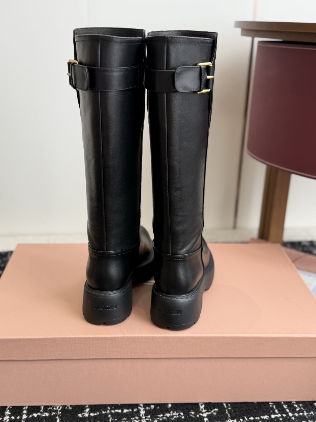 代购级 miu miu fw26ss缪缪 秋冬新款厚底高筒裸靴 骑士靴 简约鞋面点缀 高级感满满 上脚超级有型~酷酷的非 代购级 miu miu fw26ss缪缪 秋冬新款厚底高筒裸靴 骑士靴 简约鞋面点缀 高级感满满 上脚超级有型~酷酷的非
