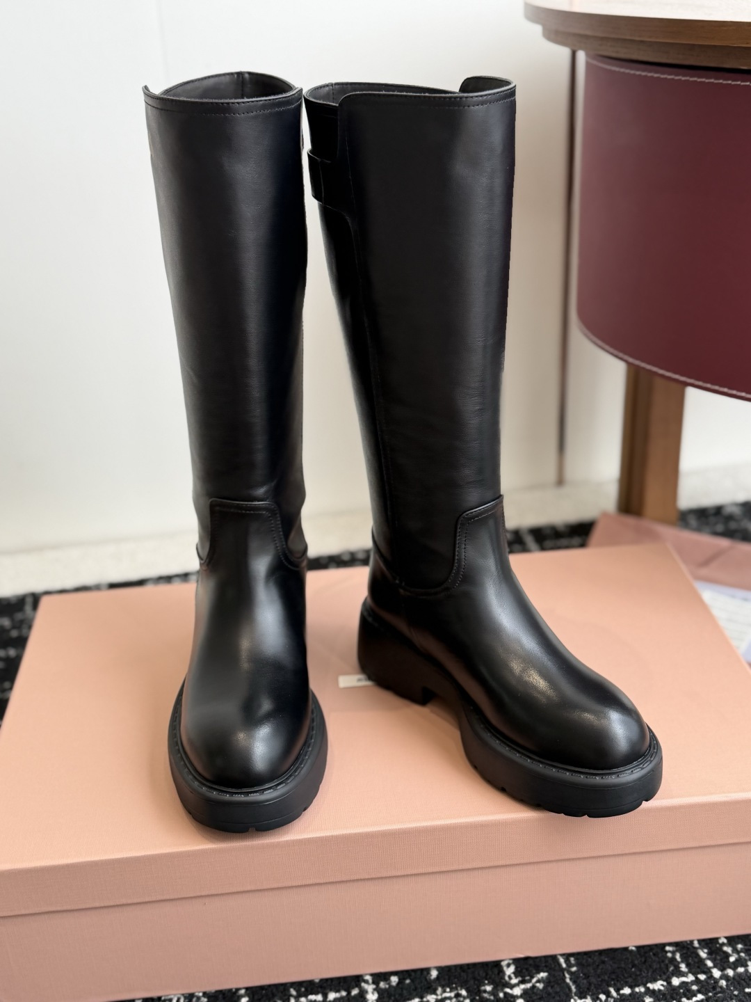 代购级 miu miu fw26ss缪缪 秋冬新款厚底高筒裸靴 骑士靴 简约鞋面点缀 高级感满满 上脚超级有型~酷酷的非 代购级 miu miu fw26ss缪缪 秋冬新款厚底高筒裸靴 骑士靴 简约鞋面点缀 高级感满满 上脚超级有型~酷酷的非