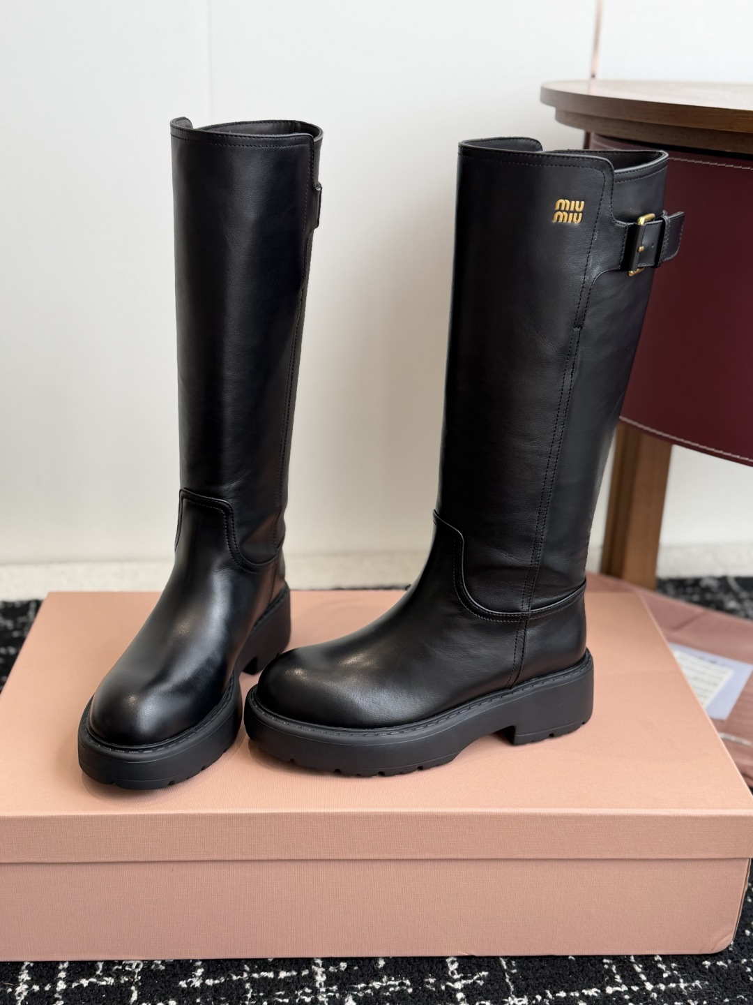 代购级 miu miu fw26ss缪缪 秋冬新款厚底高筒裸靴 骑士靴 简约鞋面点缀 高级感满满 上脚超级有型~酷酷的非 代购级 miu miu fw26ss缪缪 秋冬新款厚底高筒裸靴 骑士靴 简约鞋面点缀 高级感满满 上脚超级有型~酷酷的非