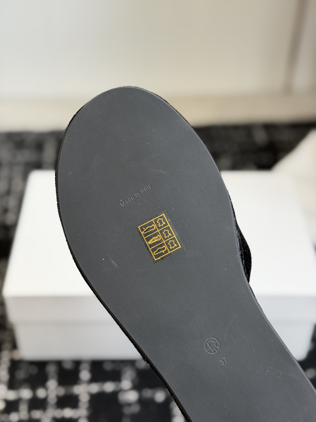 东莞代购级 新季The Row 26ss 天鹅绒极简拖鞋 平常外出逛街或者居家穿都非常方便舒适, 春夏秋冬四季都能穿好看 东莞代购级 新季The Row 26ss 天鹅绒极简拖鞋 平常外出逛街或者居家穿都非常方便舒适, 春夏秋冬四季都能穿好看