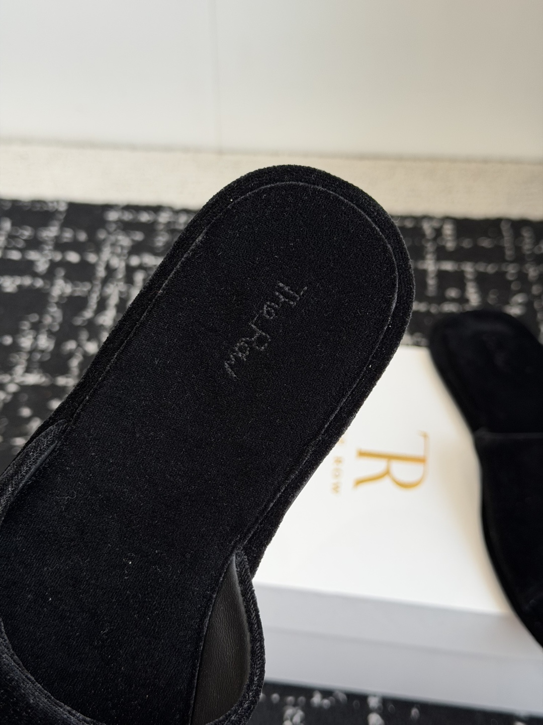东莞代购级 新季The Row 26ss 天鹅绒极简拖鞋 平常外出逛街或者居家穿都非常方便舒适, 春夏秋冬四季都能穿好看 东莞代购级 新季The Row 26ss 天鹅绒极简拖鞋 平常外出逛街或者居家穿都非常方便舒适, 春夏秋冬四季都能穿好看