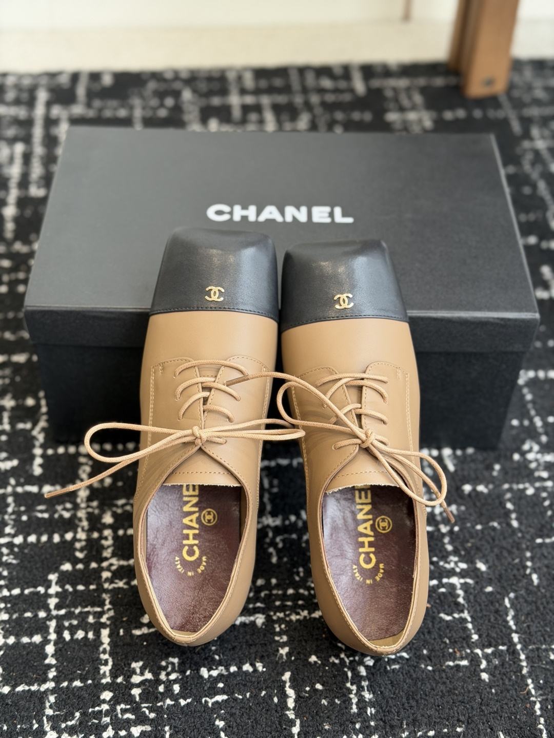 代购级 Chanel26SS夏季新款方头平底系带乐福鞋 单鞋 经典方头鞋型自带复古高级感,拼色设计瞬间点亮整体造型,把香 代购级 Chanel26SS夏季新款方头平底系带乐福鞋 单鞋 经典方头鞋型自带复古高级感,拼色设计瞬间点亮整体造型,把香
