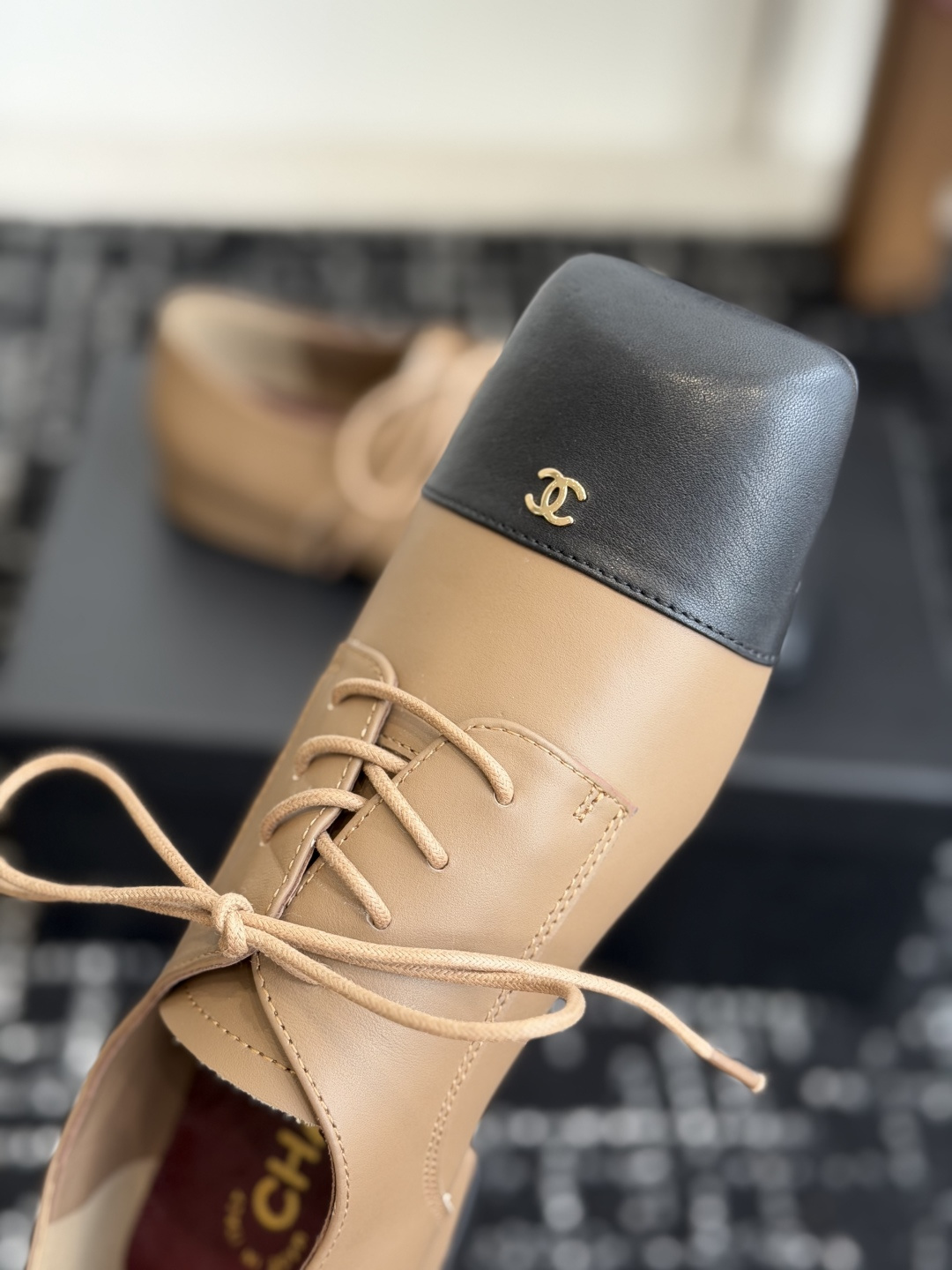 代购级 Chanel26SS夏季新款方头平底系带乐福鞋 单鞋 经典方头鞋型自带复古高级感,拼色设计瞬间点亮整体造型,把香 代购级 Chanel26SS夏季新款方头平底系带乐福鞋 单鞋 经典方头鞋型自带复古高级感,拼色设计瞬间点亮整体造型,把香