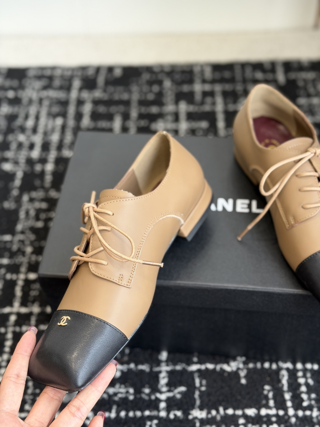 代购级 Chanel26SS夏季新款方头平底系带乐福鞋 单鞋 经典方头鞋型自带复古高级感,拼色设计瞬间点亮整体造型,把香 代购级 Chanel26SS夏季新款方头平底系带乐福鞋 单鞋 经典方头鞋型自带复古高级感,拼色设计瞬间点亮整体造型,把香