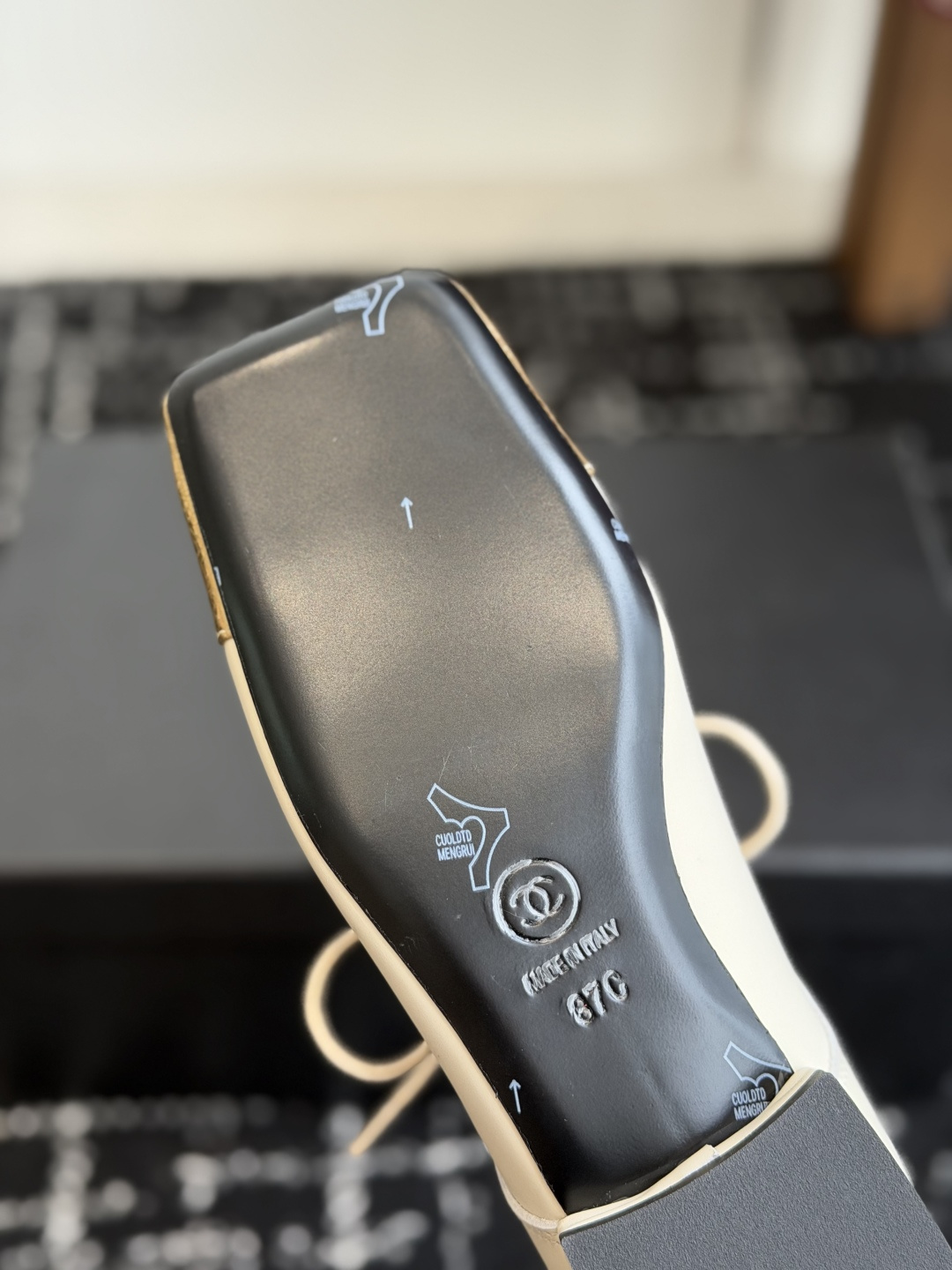 代购级 Chanel26SS夏季新款方头平底系带乐福鞋 单鞋 经典方头鞋型自带复古高级感,拼色设计瞬间点亮整体造型,把香 代购级 Chanel26SS夏季新款方头平底系带乐福鞋 单鞋 经典方头鞋型自带复古高级感,拼色设计瞬间点亮整体造型,把香