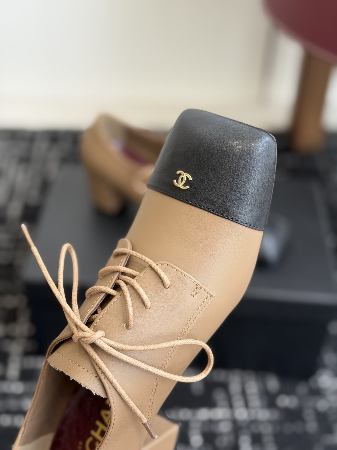 代购级 Chanel26SS夏季新款方头平底系带乐福高跟鞋 经典方头鞋型自带复古高级感,拼色设计瞬间点亮整体造型,把香 代购级 Chanel26SS夏季新款方头平底系带乐福高跟鞋 经典方头鞋型自带复古高级感,拼色设计瞬间点亮整体造型,把香