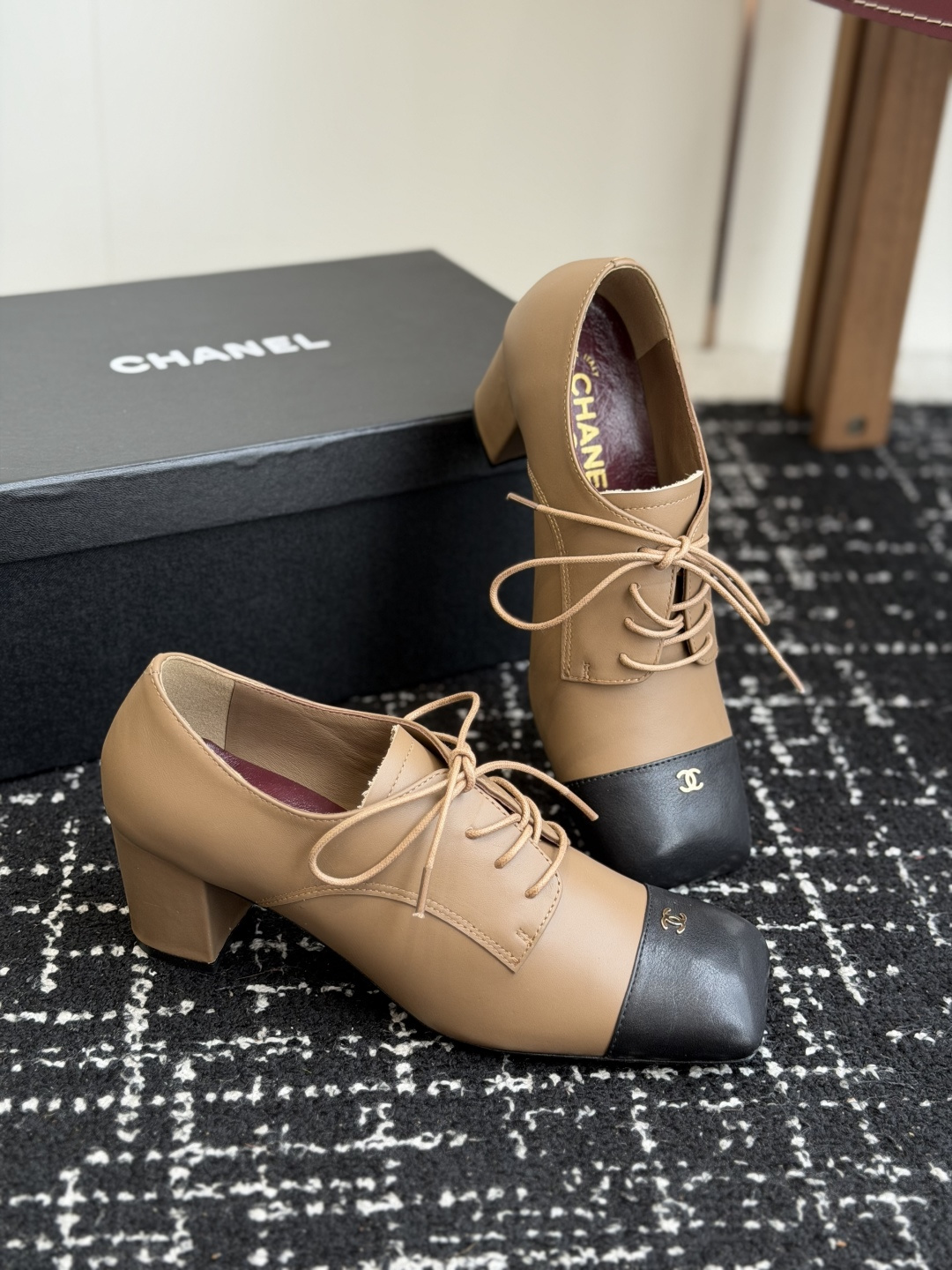 代购级 Chanel26SS夏季新款方头平底系带乐福高跟鞋 经典方头鞋型自带复古高级感,拼色设计瞬间点亮整体造型,把香 代购级 Chanel26SS夏季新款方头平底系带乐福高跟鞋 经典方头鞋型自带复古高级感,拼色设计瞬间点亮整体造型,把香