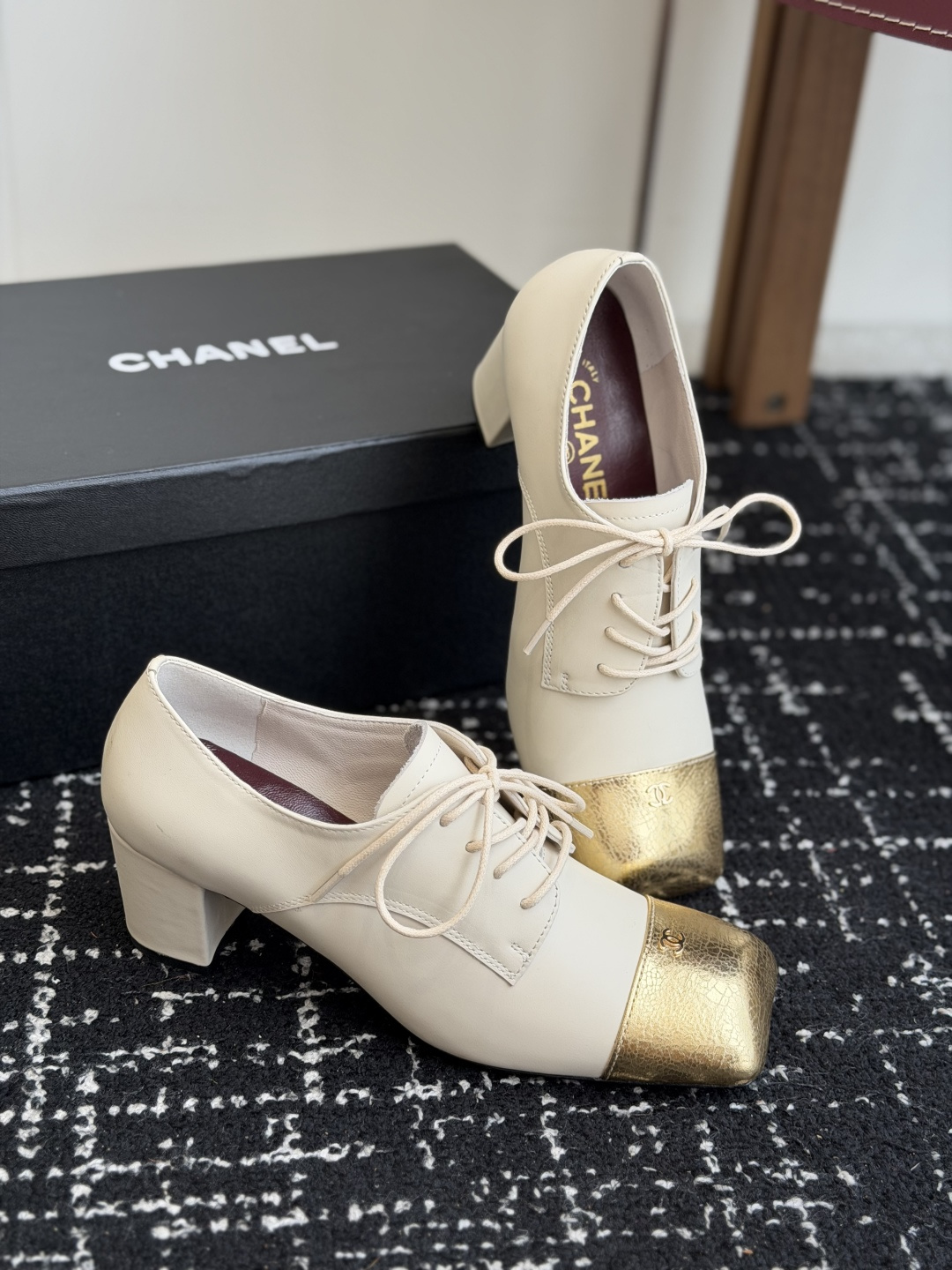 代购级 Chanel26SS夏季新款方头平底系带乐福高跟鞋 经典方头鞋型自带复古高级感,拼色设计瞬间点亮整体造型,把香 代购级 Chanel26SS夏季新款方头平底系带乐福高跟鞋 经典方头鞋型自带复古高级感,拼色设计瞬间点亮整体造型,把香